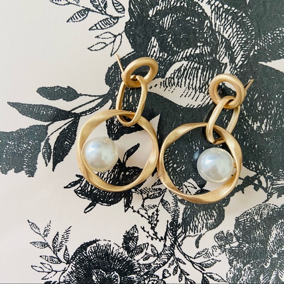 Gold Pearl stud earring - Picture 2 of 3